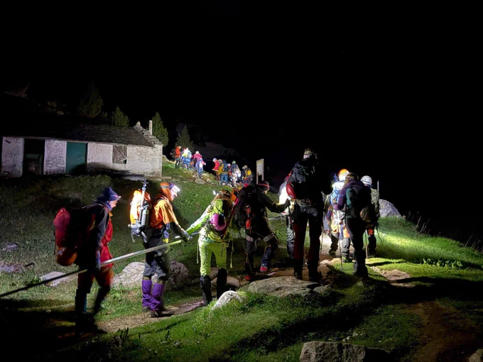Els participants pujant a l'Aneto de nit