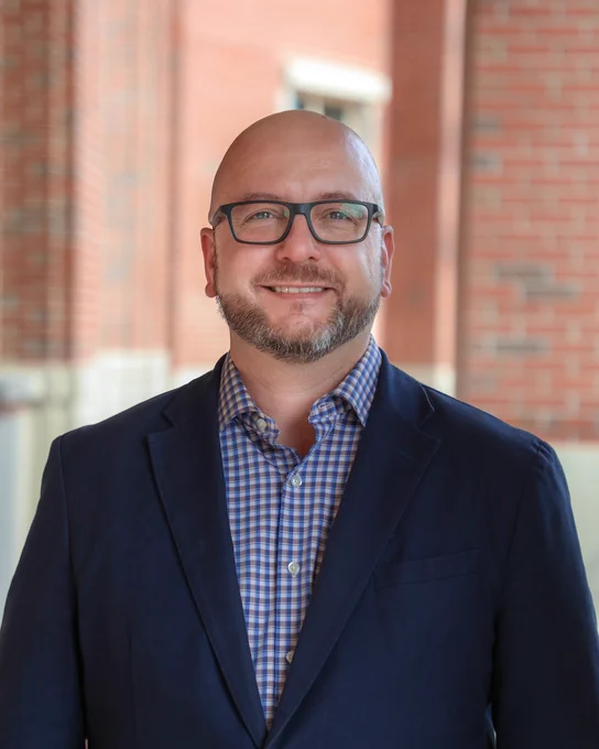 Headshot photo of Justin Kennemur.