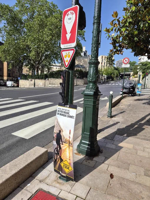 Panneau M12 accompagné d’un panonceau indiquant : au feu rouge, on marque l’arrêt sous peine d’amende de 135 €.
140 rue de la République, Puteaux, Île-de-France.