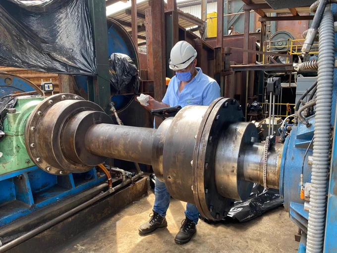 Photo of a technician performing a shaft alignment using Hamar Laser laser shaft alignment.