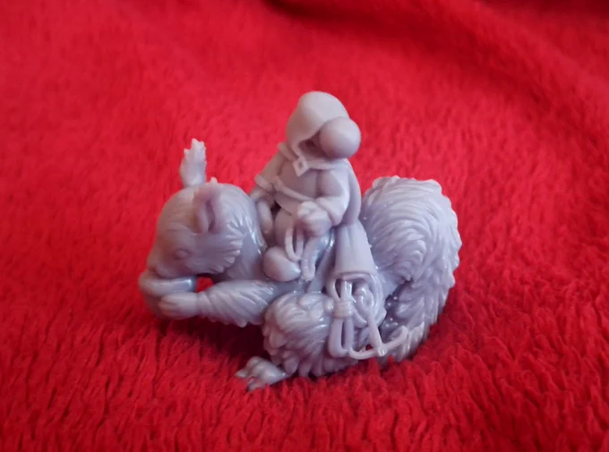 Das Eichhörnchen vom Titelbild des Buches, als Miniatur, die es exklusiv zur Vorbestelleraktion gab.