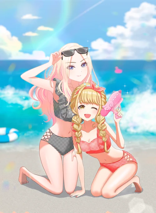 学園アイドルマスターの十王星南と藤田ことねのファンアート。青い海を背景に、二人が砂浜で膝をついてポーズを決めている。星南は黒のギンガムチェック水着にサングラスを合わせた大人っぽい姿。ことねは赤のギンガムチェック水着にリボンを合わせ、水鉄砲を持ってウインクしている。夏らしい爽やかな雰囲気のイラスト。