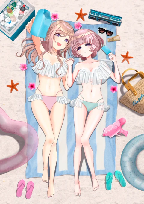 学園アイドルマスターの有村麻央と姫崎莉波のファンアート。二人が夏の砂浜でビーチタオルの上に寝そべり、お揃いの白いフリル水着姿でこちらを見つめている。莉波と麻央は水色のアイスキャンディーを手にしている。周囲にはサングラスや浮き輪、水鉄砲などの夏らしい小物が散りばめられている。