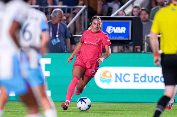 In game action of Sydney Schmidt