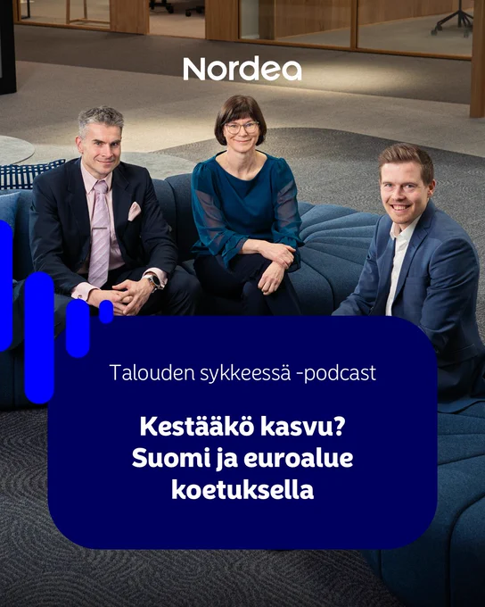 Jan Von Gerich, Tuuli Koivu and Juho Kostiainen sitting on a sofa and smiling. Nordea logo and text \"Talouden sykkeess\u00E4 -podcast Kest\u00E4\u00E4k\u00F6 kasvu? Suomi ja euroalue koetuksella\".
