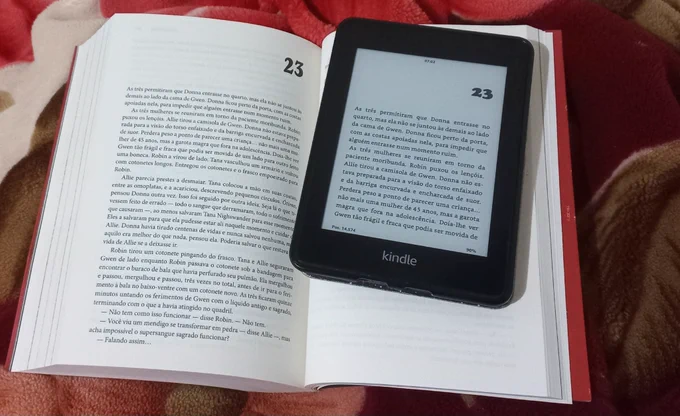 Livro físico e kindle.