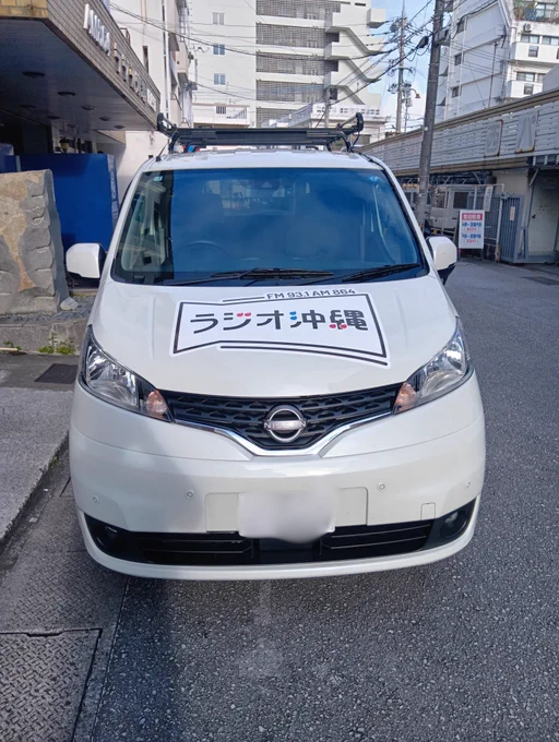 正面はメガホンマークです。