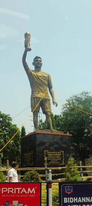 [Lionel Messi statue, Messi statue controversy, 70-foot Messi statue, football legend statue, structural flaws, statue swaying in wind, public safety concerns, Lionel Messi news, football news, sports news, statue removal, Salt Lake Stadium, football icon, infrastructure issue, viral sports news, Messi latest update, giant statue, local residents concerns, breaking sports news, stadium complex]