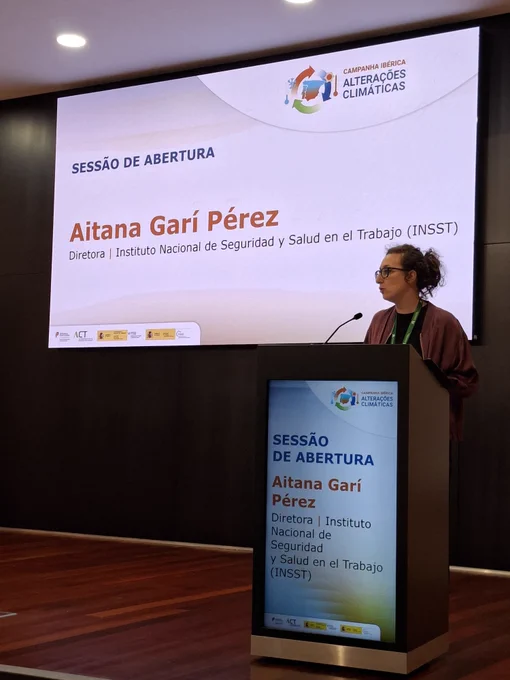 Aitana Garí Pérez, directora del INSST hablando en atril sobre el escenario.