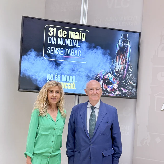 La concejala de Servicios Sociales y el presidente de la Asociación Española contra el Cáncer en València posando frente a una pantalla con un cartel sobre el Día Mundial sin Tabaco (31 de mayo)