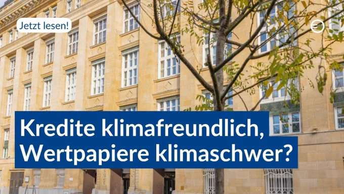 Das Bild zeigt ein Gebäude mit Fenstern und Baumzweigen im Vordergrund. Der Hintergrund ist mit einem blauen Schild mit Schrift in Deutsch beschriftet.