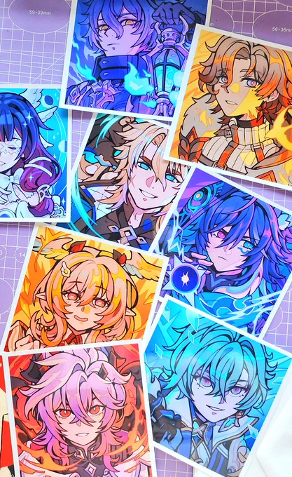 The foto showed square art prints from Genshin Impact. The prints are very colorful and show various Characters like Illuga, Flins, Varka, Colombina, Lohen, Durin and many more.