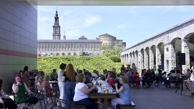 Público en el mercadillo de arte y diseño LABShop 2026, en los exteriores de LABoral Centro de Arte