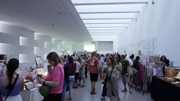 Público en el mercadillo de primavera LABShop 2026, en el hall de LABoral