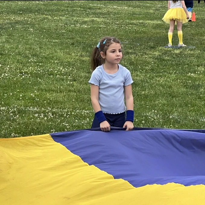 KRO playing Parachute 