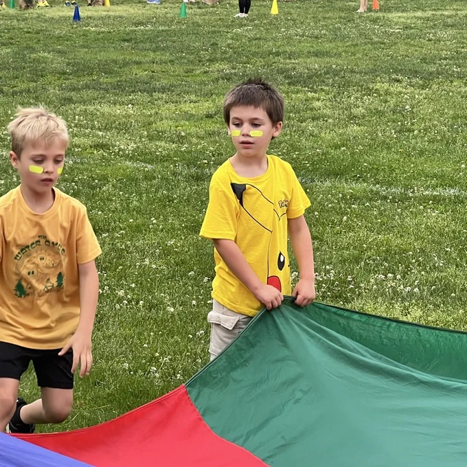 KRO playing Parachute 