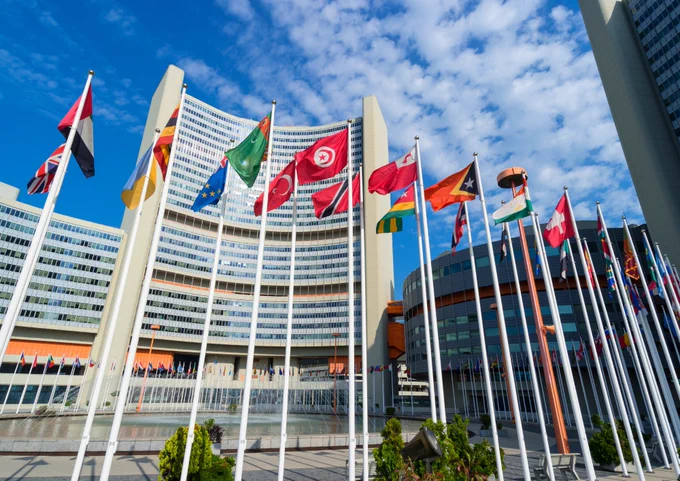 Banderes de diversos països davant  de la seu de la ONU.