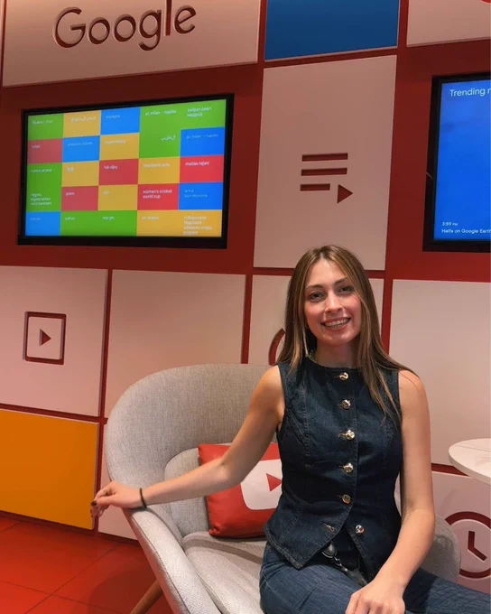 Esin in front of Google logo