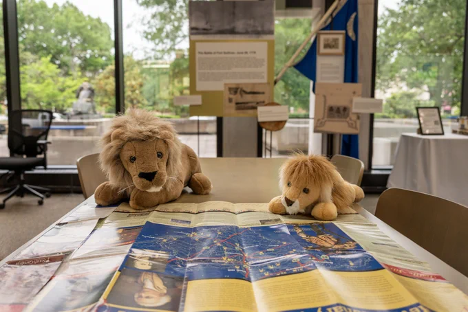 The lions Sol and Edgar are looking at the Revolutionary War in South Carolina map.