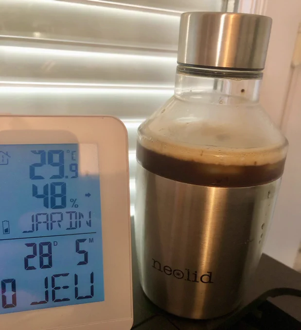 30°c ma petite bouteille isotherme de Neolid avec un café glacé dedans.