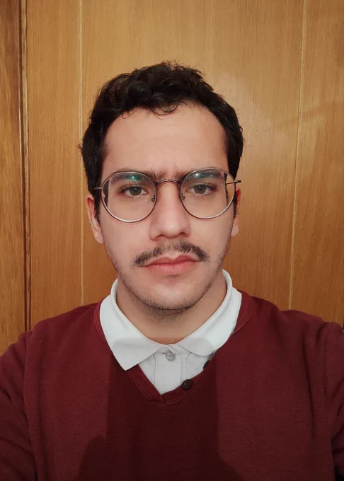 Giuseppe Turiello Hernández (1999) amb l’obra "Metilendioximetanfetamina" ha sigut el guardonat amb el premi València de poesia en castellà. Poeta italoespanyol nascut a Sevilla, graduat en Història de l'Art i Màster en Humanitats Digitals, En 2024 va guanyar el Premi València Nova de Poesia en Castellà amb el llibre "Salón de rechazados". És, a més, un apassionat de les Belles Arts en qualsevol de les seues formes, des de la música (que interpreta en guitarra i piano) i el ballet fins a les arts plàstiques; però, sobretot, dels cignes i els ocells blaus.