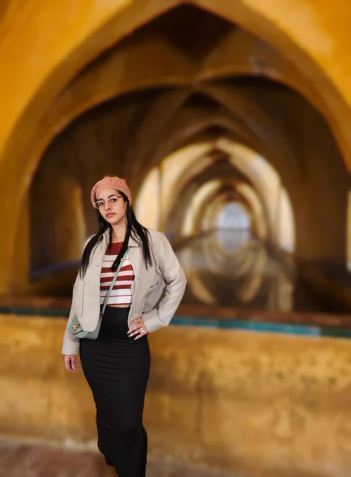 Lietty Aylet Navarro Oliveros és la guanyadora del premi València Nova de poesia en castellà amb l’obra "La litosfera del duelo". És Doctora en Medicina, una disciplina que no sols nodreix la seua escriptura, sinó que li proporciona el bisturí necessari per a disseccionar la realitat social amb precisió quirúrgica. La seua trajectòria ha sigut reconeguda en diversos certàmens.