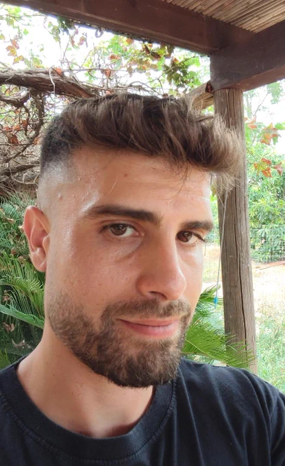 Marc Ferrà (Benifaió, 1993) ha guanyat el premi València Nova de poesia en valencià amb "La forma de l’aigua". És graduat en Filologia catalana per la Universitat de València i exerceix com a professor de valencià. Desenvolupa tasques de coordinació acadèmica i gestió educativa. Alhora, continua la seua formació en literatura i humanitats i dedica tot el temps que pot a escriure.