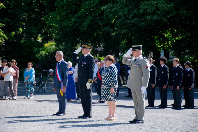 Les autorités civiles et militaires, dont le préfet des Hautes-Pyrénées se tenant au garde-à-vous, observent un moment de recueillement. 