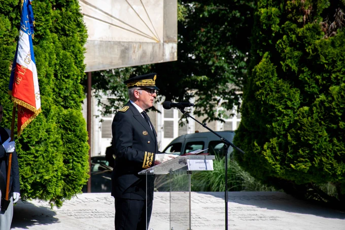 Le préfet des Hautes-Pyrénées prononce un discours au pupitre lors d'une cérémonie.