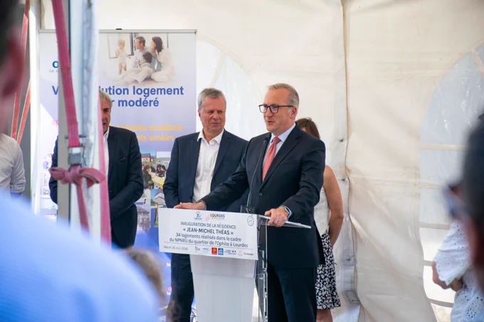 Le préfet des Hautes-Pyrénées prononce un discours à un pupitre. 