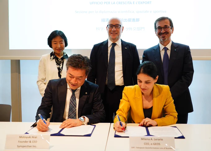 Signing ceremony of the strategic partnership agreement between e-GEOS and Synspective at the Embassy of Italy in Tokyo.
Pictured: H.E. Mario Andrea Vattani, Ambassador of Italy to Japan; H.E. Hikariko Ono, Ambassador of Japan to Italy; Milena A. Lerario, CEO of e-GEOS; Motoyuki Arai, Founder and CEO of Synspective; and Marco Brancati, SVP, Technology, Innovation & Systems Architecture of Leonardo Space.
