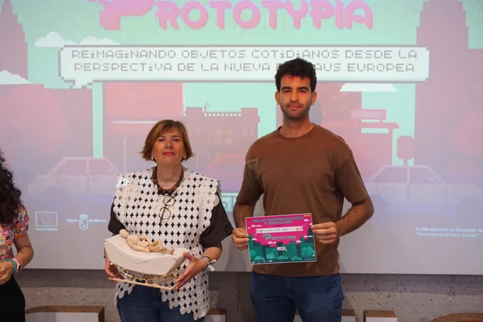 Los ganadores junto al jurado, la profesora de la asignatura y la directora del CEIIC.
