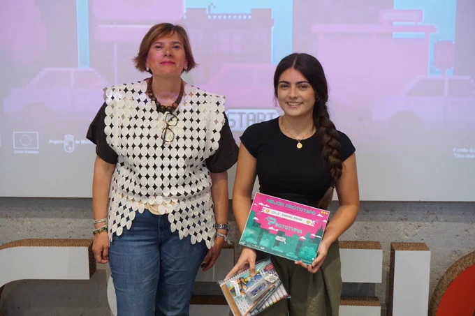 Los ganadores junto al jurado, la profesora de la asignatura y la directora del CEIIC.
