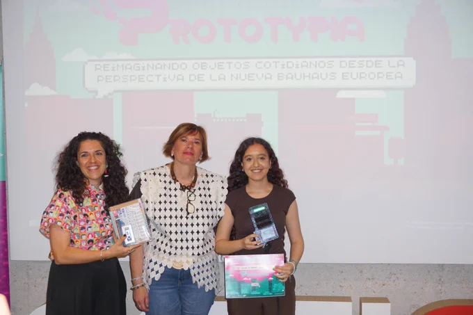 Los ganadores junto al jurado, la profesora de la asignatura y la directora del CEIIC.
