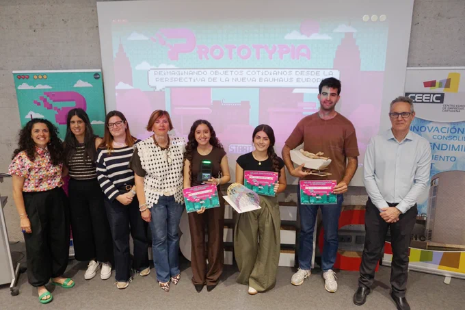 Los ganadores junto al jurado, la profesora de la asignatura y la directora del CEIIC.
