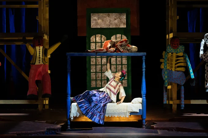 A scene from the opera EL ÚLTIMO SUEÑO DE FRIDA Y DIEGO.
