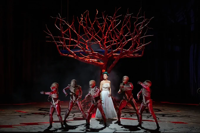 A scene from the opera EL ÚLTIMO SUEÑO DE FRIDA Y DIEGO.