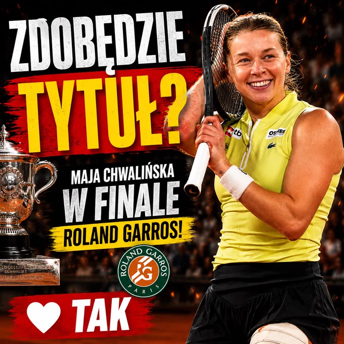 Kwadratowa grafika w stylu sportowego posta social media. Po prawej stronie znajduje się uśmiechnięta Maja Chwalińska w jasnozielonej koszulce tenisowej i czarnej spódniczce, trzymająca rakietę przy ramieniu. Tło jest ciemne, z rozmytymi trybunami i pomarańczowymi iskrami. Na górze duży biały napis „ZDOBĘDZIE”, a poniżej bardzo duży żółty napis „TYTUŁ?” na czerwonym tle. W środkowej części widnieje tekst „MAJA CHWALIŃSKA W FINALE ROLAND GARROS!”. Na dole znajduje się czerwony pasek z białym sercem oraz napisem „TAK”. Po lewej stronie widoczny jest puchar tenisowy. Grafika utrzymana jest w czarno-czerwono-żółtej kolorystyce o wysokim kontraście.