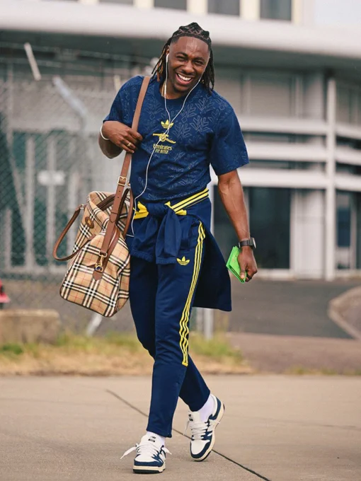 Eberechi Eze boarding the plane with Arsenal to fly to the Champions League final in Budapest