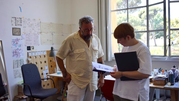 Semíramis González, directora de LABoral, durante la visita a uno de los artistas residentes