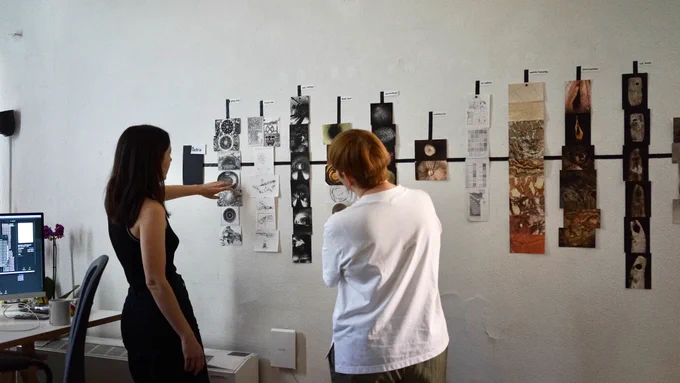 Semíramis González, directora de LABoral, durante la visita a una de los artistas residentes