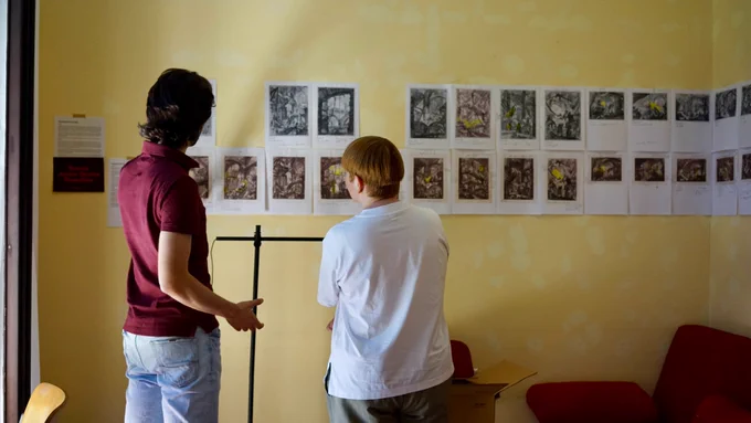 Semíramis González, directora de LABoral, durante la visita a uno de los artistas residentes