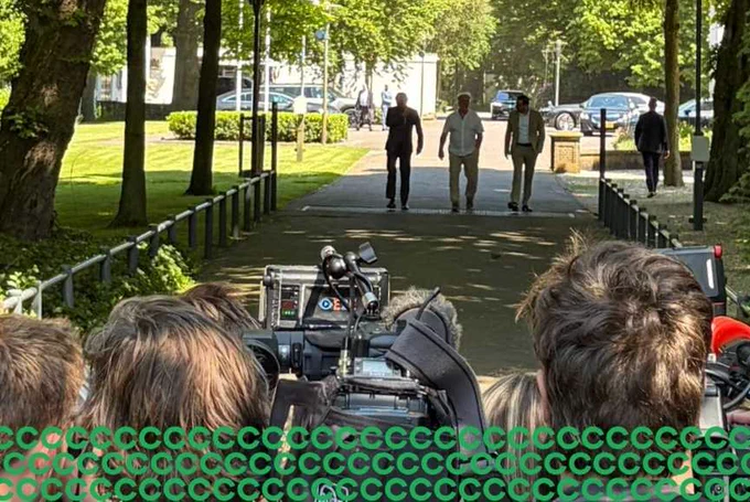 Voorzitters VCP, FNV en CNV verlaten het Catshuis na hun gesprek met het kabinet over de bezuinigingen op de sociale zekerheid.