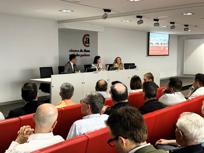 Una imagen de la jornada organizada por la Cámara de Álava en Vitoria-Gasteiz en la que ha participado Talgo. En el centro, Goretti Sampayo, directora de Compras & Supply Chain de la compañía.