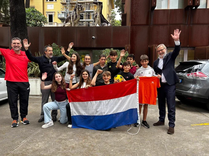 La squadra mista del Liceo Cervantes con il direttore e un insegnante (a sinistra) e l’Ambasciatore dei Paesi Bassi (a destra) durante un incontro in Ambasciata prima del torneo.