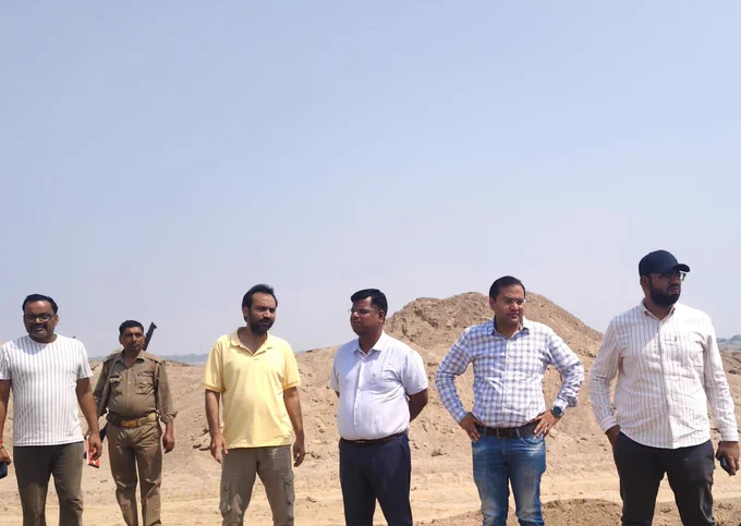  के विरुद्ध प्रभावी कार्यवाही करते हुए 8 करोड़ 4 लाख 57 हजार 810 रुपए का अर्थ दंडवओवरलोडिंग में लिप्त 132 वाहनों के विरुद्ध कार्रवाई की गई जिसमें 32 लाख 38 हज़ार 780 रुपए का और अर्थ दंड वसूल किया गया 12 वाहनों के विरुद्ध माननीय न्यायालय मुख्य न्यायिक मजिस्ट्रेट बांदा के समक्ष परिवाद आयोजित किया गया अवैध खनन व परिवहन रोकने के लिए  तहसील स्तर पर टीमों का गठन किया गया है