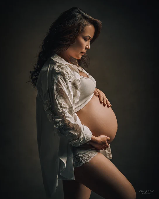 Mesa Maternity Photographer: Pregnant woman in a fine art inspired maternity photo session.