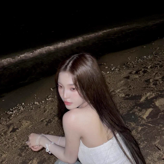 𝑪𝒉𝒆𝒍𝒔𝒆𝒂 𝑪𝒍𝒂𝒓𝒊𝒔𝒔𝒂 𝑪𝒉𝒂𝒏𝒈 

Full Name: 张丽莎 / Zhāng Lìshā
English Name: Chelsea Clarissa Chang
Date of Birth: Shenzhen, June 4, 2002
Occupation: Tech Startup Operations & Marketing Specialist
Hobbies: Beach-hopping, exploring coastal cities, cafe hunting, and casual gaming
Lineage: Mixed Chinese-Indonesian-European