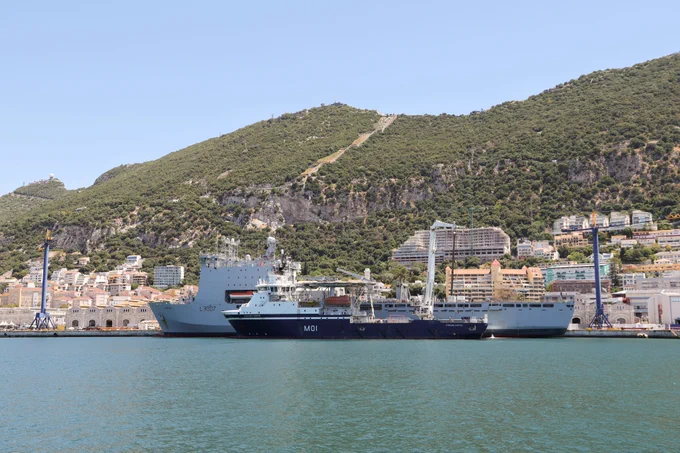 Stirling Castle cranes equipment onto RFA Lyme Bay