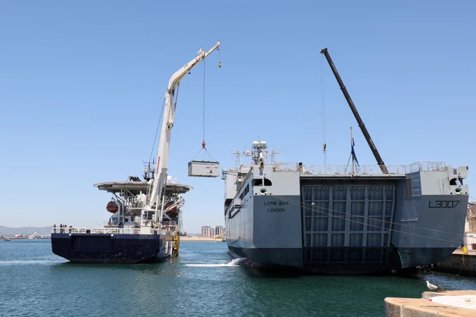 Stirling Castle cranes equipment onto RFA Lyme Bay
